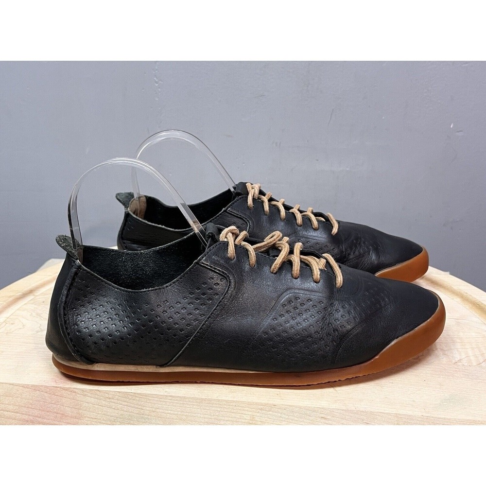 Clarks‎ Sneakers Mens 9 Black Tor England Leather Low Top Perforated Gum Sole
